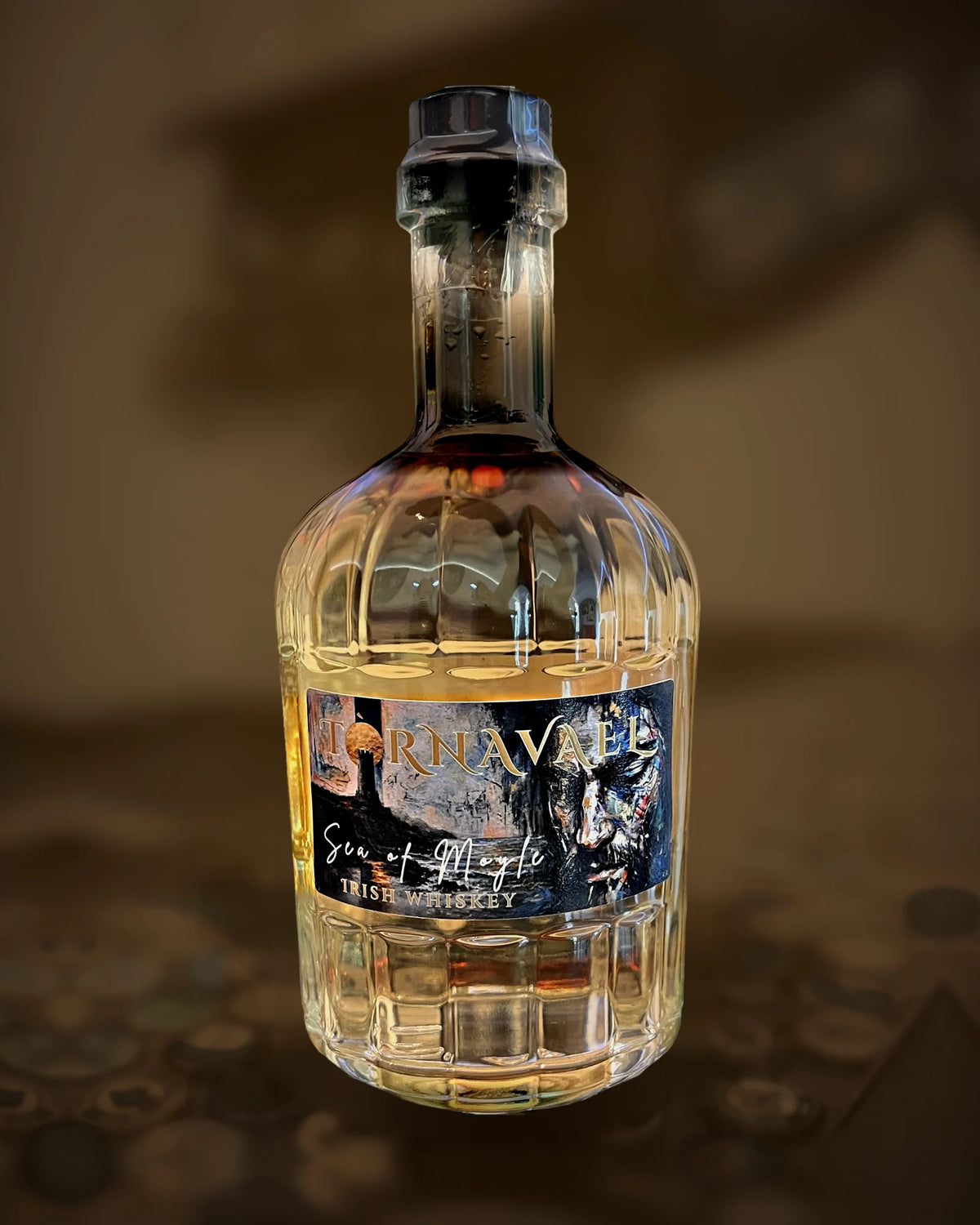 TÒRNAVAEL Sea of Moyle Irish Whiskey, 0,7-Liter-Flasche vor dunklem Hintergrund